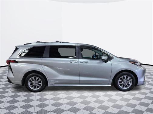 2022 Toyota Sienna LE