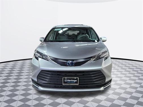 2022 Toyota Sienna LE