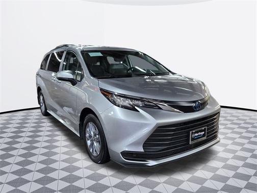 2022 Toyota Sienna LE