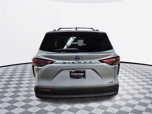 2022 Toyota Sienna LE