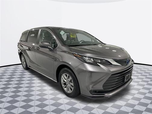 2024 Toyota Sienna LE