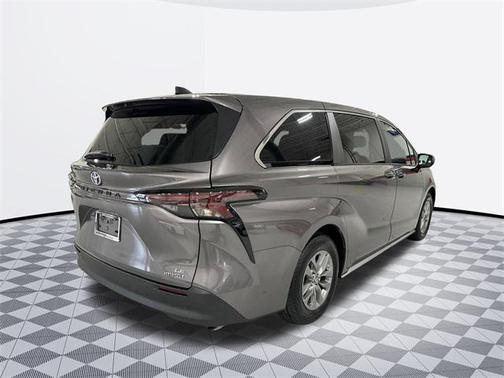 2024 Toyota Sienna LE
