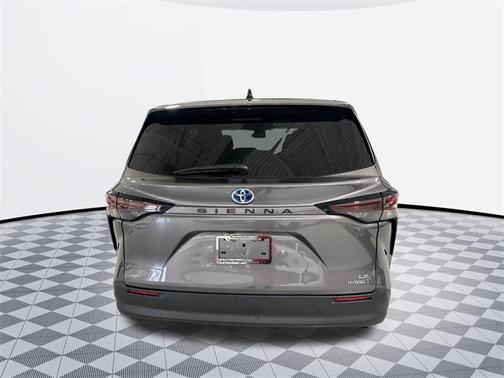 2024 Toyota Sienna LE