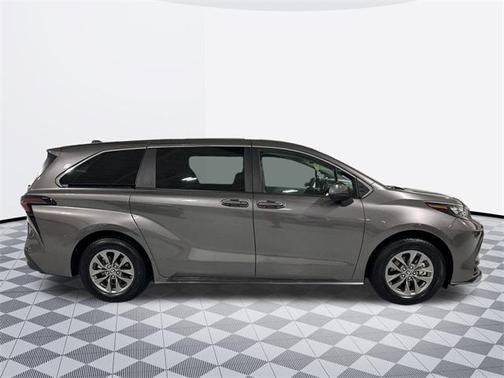 2024 Toyota Sienna LE