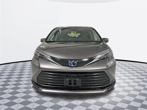 2024 Toyota Sienna LE