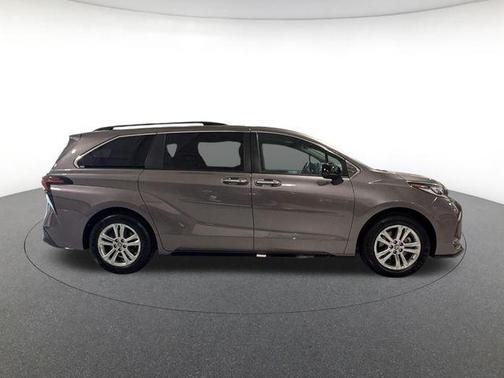 2022 Toyota Sienna XSE 7 Passenger