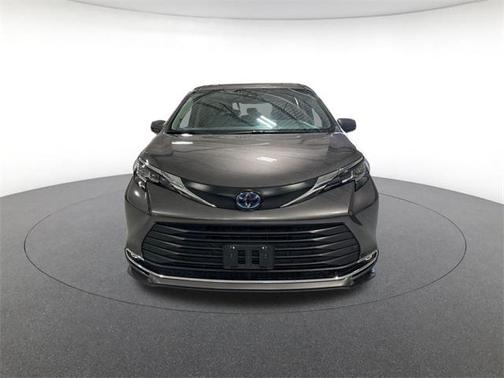2022 Toyota Sienna XLE 8 Passenger