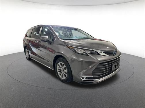2022 Toyota Sienna XLE 8 Passenger