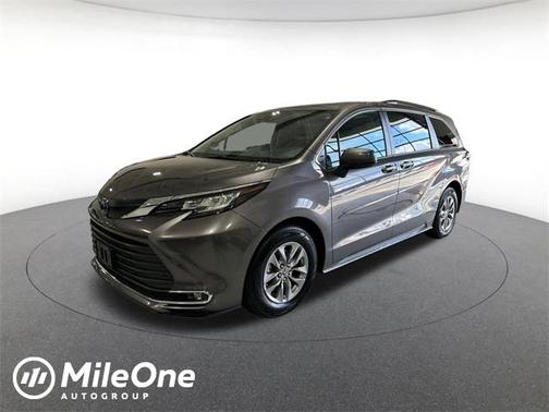 2022 Toyota Sienna XLE 8 Passenger