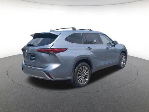 Moon Dust 2021 Toyota Highlander Platinum