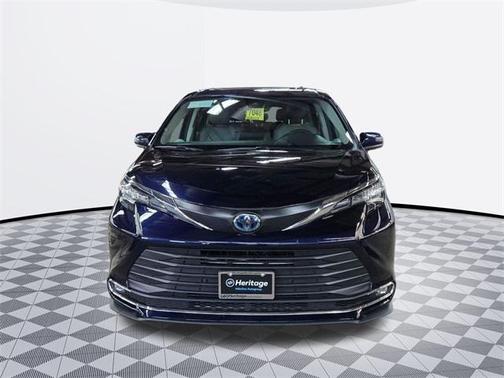 2023 Toyota Sienna XLE 8 Passenger