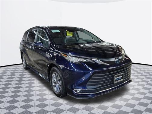 2023 Toyota Sienna XLE 8 Passenger