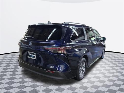 2023 Toyota Sienna XLE 8 Passenger