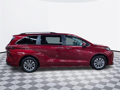 2023 Toyota Sienna XLE 8 Passenger
