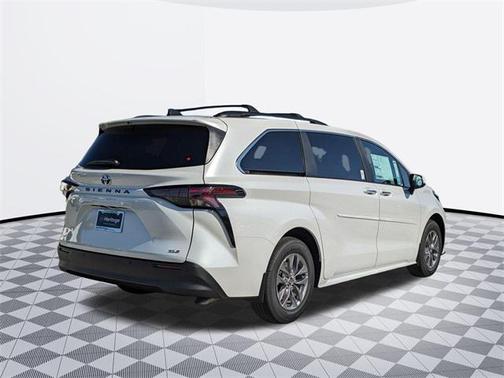 2025 Toyota Sienna XLE 8 Passenger