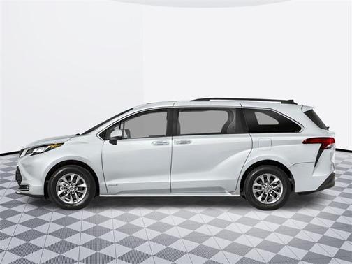 2025 Toyota Sienna XLE 8 Passenger