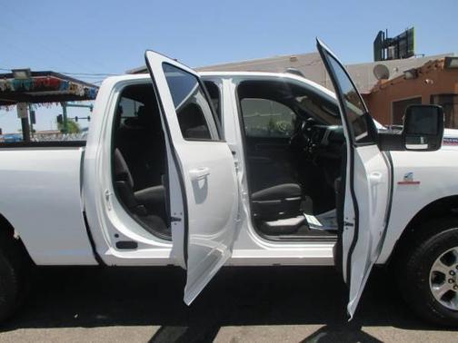2024 RAM 3500 Big Horn Crew Cab 4x4 6'4' Box