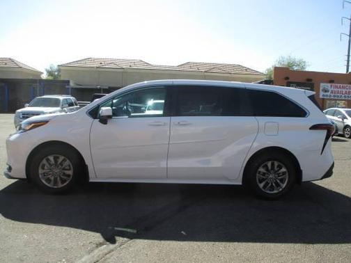 2023 Toyota Sienna LE