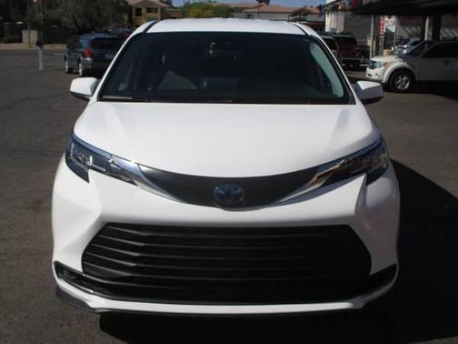 2023 Toyota Sienna LE