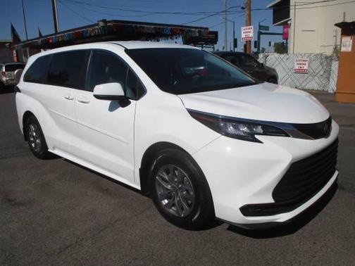 2023 Toyota Sienna LE