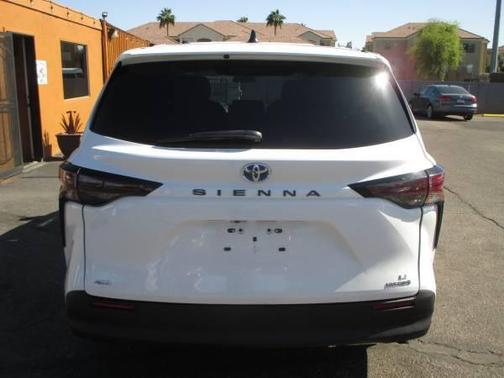 2023 Toyota Sienna LE