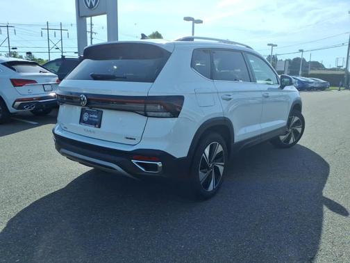 Pure White 2025 Volkswagen Taos 1.5T SE