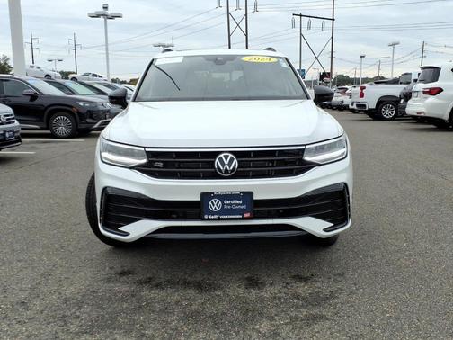 Opal White Pearl Effect 2024 Volkswagen Tiguan 2.0T SE R-Line Black