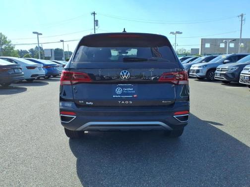 Deep Black Pearl Effect 2024 Volkswagen Taos 1.5T SE