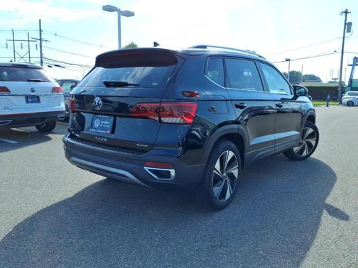 Deep Black Pearl Effect 2024 Volkswagen Taos 1.5T SE