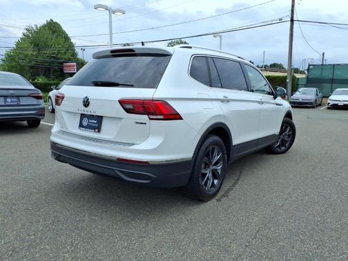 Opal White Pearl Effect 2023 Volkswagen Tiguan 2.0T SE