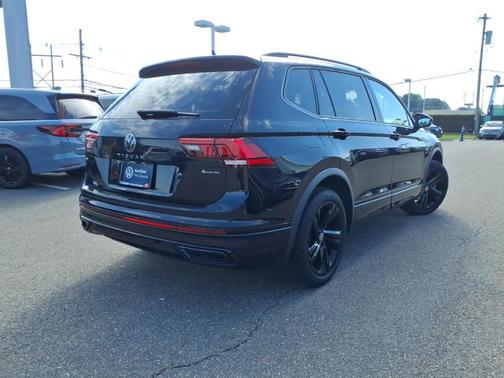 Deep Black Pearl Effect 2024 Volkswagen Tiguan 2.0T SE R-Line Black