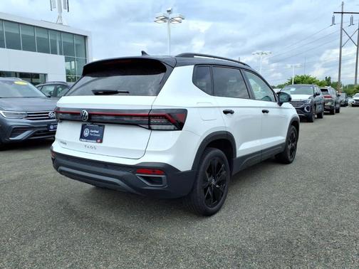 Pure White W/Black Roof 2025 Volkswagen Taos 1.5T SE Black