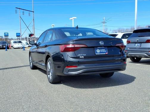 Deep Black Pearl Effect 2023 Volkswagen Jetta 1.5T SE