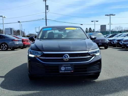 Deep Black Pearl Effect 2023 Volkswagen Jetta 1.5T SE