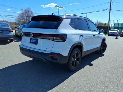 Pure White W/Black Roof 2025 Volkswagen Taos 1.5T SE Black