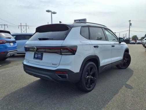 2025 Volkswagen Taos 1.5T SE Black