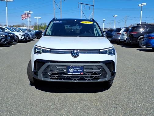 Pure White W/Black Roof 2025 Volkswagen Taos 1.5T SE Black