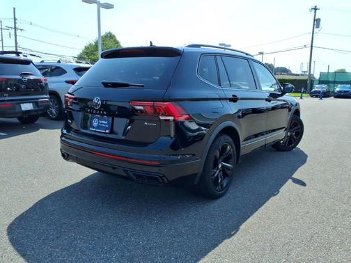 Deep Black Pearl Effect 2024 Volkswagen Tiguan 2.0T SE R-Line Black