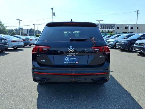 Deep Black Pearl Effect 2024 Volkswagen Tiguan 2.0T SE R-Line Black