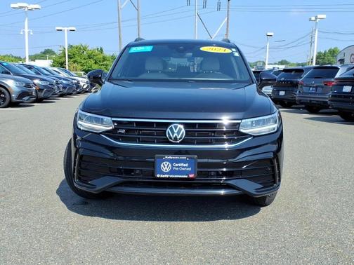 Deep Black Pearl Effect 2024 Volkswagen Tiguan 2.0T SE R-Line Black