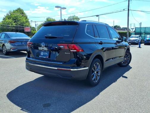 Deep Black Pearl Effect 2023 Volkswagen Tiguan 2.0T SE