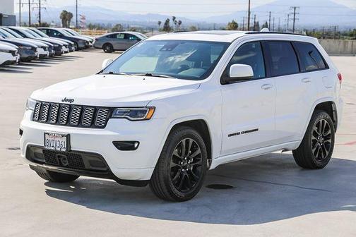 Bright White Clearcoat 2021 Jeep Grand Cherokee Laredo X