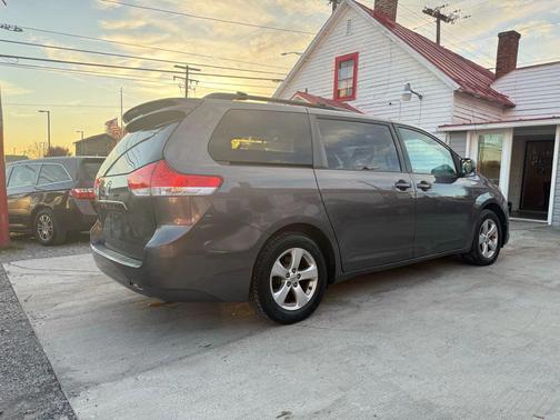 2011 Toyota Sienna LE