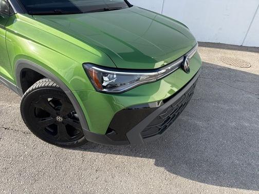 2025 Volkswagen Taos 1.5T SE Black