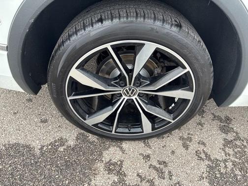 Oryx White Pearl Effect 2022 Volkswagen Tiguan 2.0T SEL R-Line