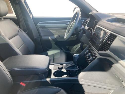 Deep Black Pearl Effect 2023 Volkswagen Atlas Cross Sport 2.0T SEL