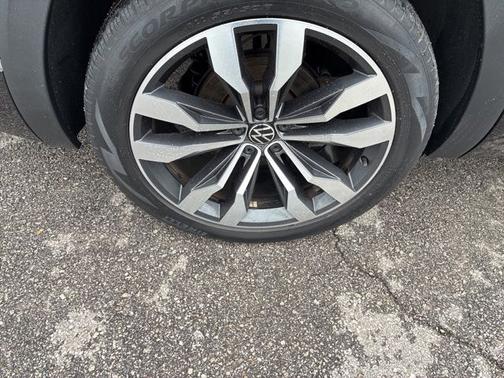 Deep Black Pearl Effect 2022 Volkswagen Atlas 3.6 SEL Premium R-Line