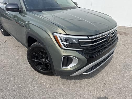 2024 Volkswagen Atlas 2.0T Peak Edition SEL