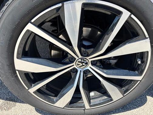 Platinum Gray Metallic 2024 Volkswagen Atlas 2.0T SEL Premium R-Line