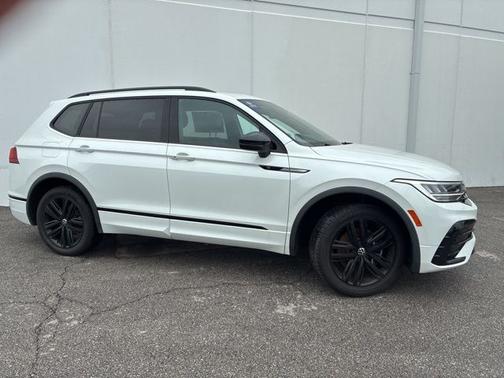 Oryx White Pearl Effect 2022 Volkswagen Tiguan 2.0T SE R-Line Black